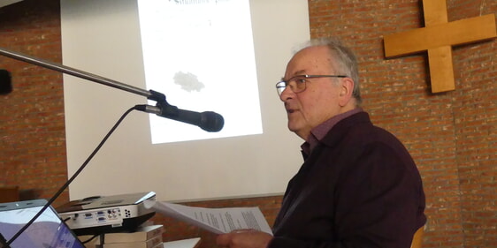 Karl Heinz Helmes bei seinem Vortrag zum Thema „120 Jahre Christuskirche“. (Foto: Ingrid Weiland)