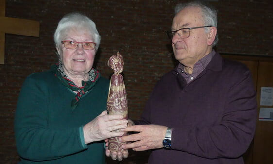 Brunhilde Mehr, Vorsitzende der „Frauen in der Christuskirchengemeinde“ überreichte als Dankeschön für seinen Vortrag ein Präsent an Karl Heinz Helmes. (Foto: Ingrid Weiland)