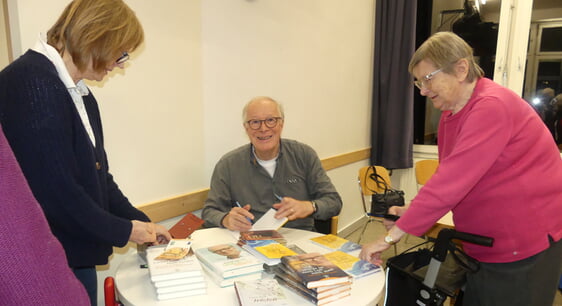 Einige ließen sich Bücher oder CDs von Jürgen Werth signieren. (Foto: Ingrid Weiland)