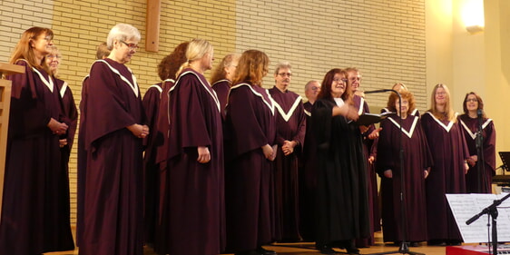 „Living Gospel Schalksmühle“ verbreitete tolle Stimmung in der Lüdenscheider Apostelkirche. (Foto: Ingrid Weiland)