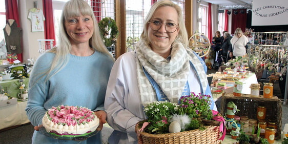 Am Stand des Kreativkreises der Freien Christlichen Schule war der Frühling schon ganz nahe – sei es in Form von blühenden Pflanzengestecken oder einer Seifentorte. (Foto: Jakob Salzmann)