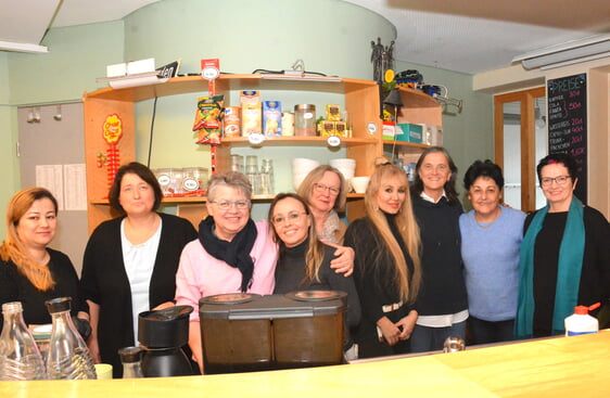 Bettina Lugk (2. von links) sprach mit den hauptamtlichen und ehrenamtlichen Mitarbeiterinnen des Frauencafés. Foto: Wolfgang Teipel