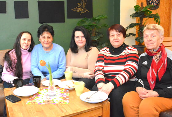 Auch für diese fünf Frauen aus der Ukraine ist das Frauencafé ein wichtiger Treffpunkt. Foto: Wolfgang Teipel