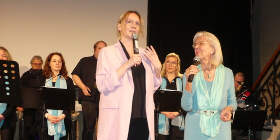 Beim Eröffnungsabend der Gemeindetage waren u.a. Mira Ungewitter (l.) als Interviewpartnerin von Irmtraut Huneke, Vorsitzende der Evangelischen Allianz Lüdenscheid, zu sehen. Die weiteren Tage folgte ebenfalls ein sehr abwechslungsreiches und ansprechendes Programm (Foto: Weiland)