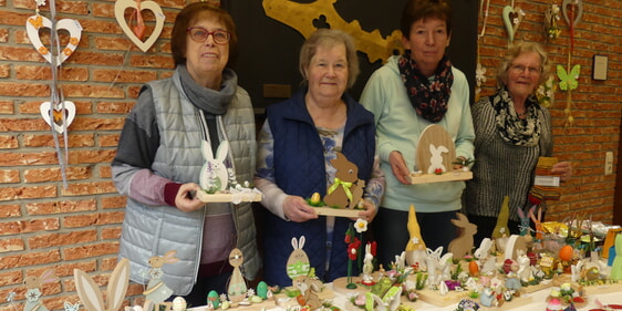Die Mitglieder des Kreativkreises der Christuskirche boten viele verschiedene Basarartikel an. (Foto: Ingrid Weiland)