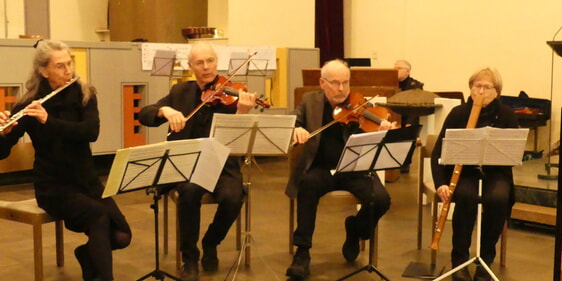 Die Instrumentalisten (v.l.) Barbara Tometten (Querflöte), Friedrich Tometten (Violine), Ferdinand Riegel (Viola) und Sylke Riegel (Bass-Flöte) begleiteten den Gottesdienst zur Sterbestunde Jesu musikalisch. (Foto: Ingrid Weiland)