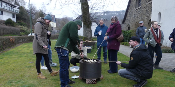 Eine ganz besondere Attraktion für die Besucher war dort das Stockbrotbacken auf dem Kirchplatz. (Foto: Ingrid Weiland)