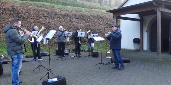 Der von Eberhard Reich (r.) geleitete Posaunenchor der evangelischen Kirchengemeinde Brügge verkündete vor der Friedhofskapelle am Röttgen die Auferstehungsbotschaft am Ostermorgen. (Foto: Ingrid Weiland)