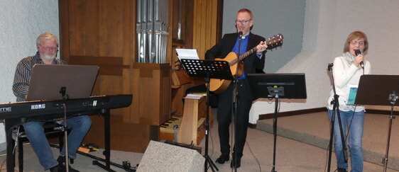 Eine Band, Andreas Theil (Tasten) (v.l.), Gemeindepfarrer Sebastian Schultz (Gitarre) und Martina Froideveaux (Gesang), begleitete gemeinsamen Gesang der Passionslieder begleitete. (Foto: Ingrid Weiland)