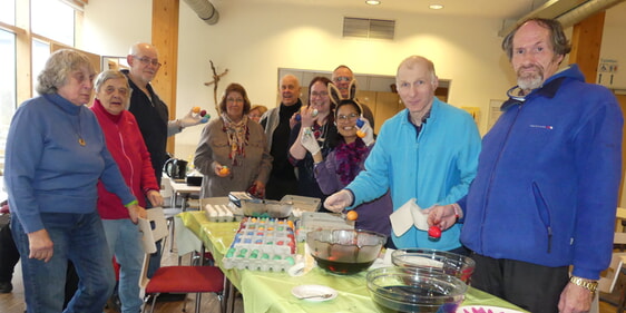 Ostereierfärben durch den OFK und Mitglieder der evangelischen Kirchengemeinde Oberrahmede. (Foto: Ingrid Weiland)