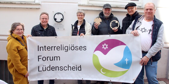 Das Interreligiöse Forum - vertreten durch Christa Bätz, Pfarrer Achim Riggert, Manuela Behle, Erhard Bätz, Frank Droste und Stefan Schick (von links) - lädt zum Friedensgebet am Engel der Kulturen in der Wilhelmstraße ein. (Foto: Jakob Salzmann)