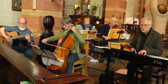 Das Instrumental-Ensemble, das die Taizé-Gesänge begleitet, setzt sich aus Mitgliedern verschiedener katholischer und evangelischer Gemeinden zusammen. Diesem gehören (v.l.) Michael Bete (Gitarre), Ursula Schiejewski (Violoncello), Sylke und Ferdinand Riegel (Blockflöten und Violine) und Reinhard Derdak (Tasten) an. (Foto: Ingrid Weiland)