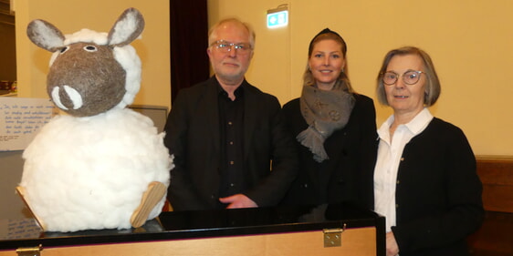 Pfarrerin Bettina vom Brocke (r.), Reinhard und Tabea Derdak mit dem Kuschelschaf. (Foto: Ingrid Weiland)