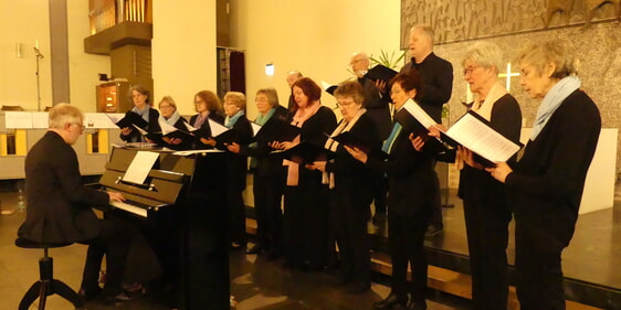 Vocalconsort mit Reinhard Derdak am Klavier beim Evensong in der Johanneskirche. (Foto: Ingrid Weiland)