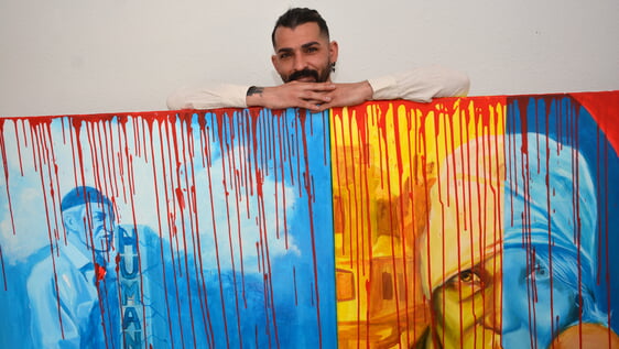 Erdal Çiftçi mit zwei seiner großformatigen Werke. Jedes Bild erzählt eine eigene Geschichte. Foto: Wolfgang Teipel