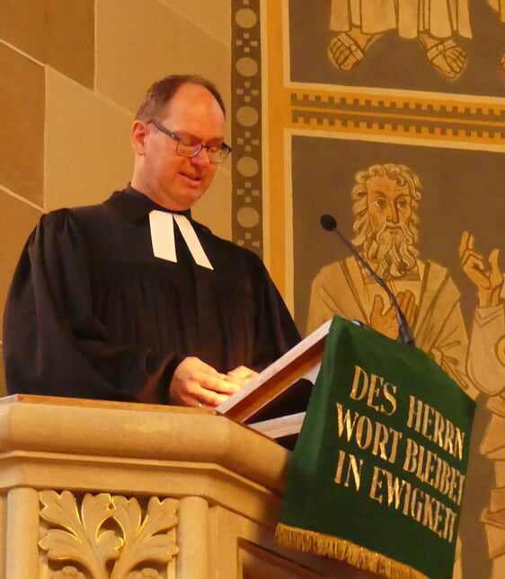 Pfarrer Lars Christian Reinhardt auf der Kanzel der Christuskirche. (Foto: Ingrid Weiland)