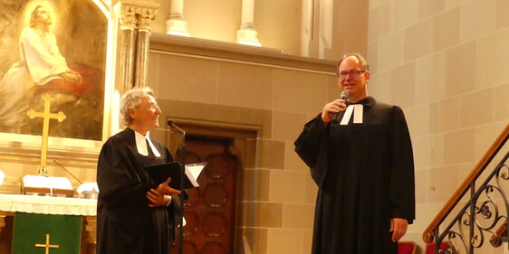 Vorstellung von Pfarrer Lars Christian Reinhardt durch Pfarrerin Bärbel Wilde, die bei allen Sommerpredigten die Liturgie übernommen hatte. (Foto: Ingrid Weiland)