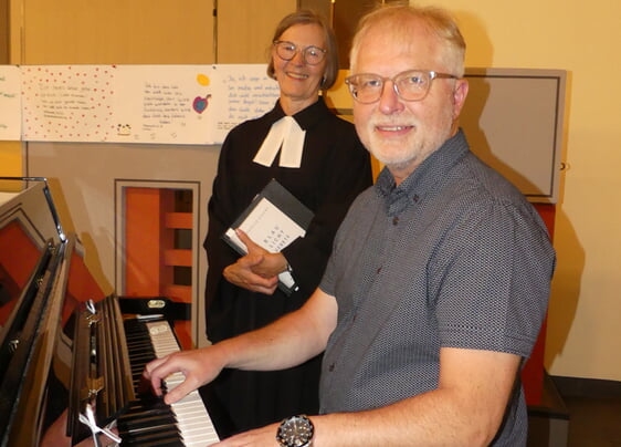 Pfarrerin i.R. Bettina vom Brocke und Reinhard Derdak, die den literarischen Gottesdienst in der Johanneskirche gestalteten. (Foto: Ingrid Weiland)
