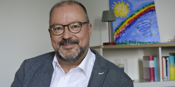 Dr. Christof Grote, Superintendent des Evangelischen Kirchenkreises Lüdenscheid-Plettenberg, gibt in einem ausführlichen Interview Einblicke in seine bisherige Amtszeit seit 2020 (Foto: Iris Kannenberg)