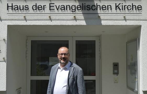 Dr. Christof Grote vor seinem Amtssitz, dem ‚Haus der Evangelischen Kirche‘ in Lüdenscheid (Foto: Iris Kannenberg)