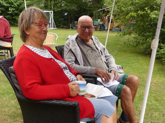 Horst Beste (und Ehefrau Kalla), der seinen Werdegang vom Obst- und Gemüsehändler zum Gründer der Kinderhilfe Mongolei und Leiter von Hilfstransporten nachzeichnete. (Foto: Ingrid Weiland)