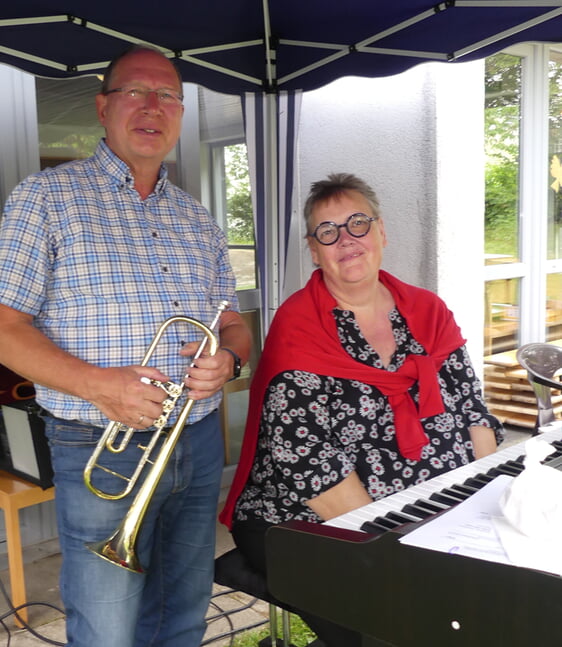 Eberhard Reich und Elke Bernett waren für den musikalischen Teil des Gartenfests zuständig. (Foto: Ingrid Weiland)