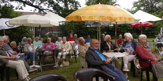 Über 60 Seniorinnen und Senioren waren am Mittwoch der Einladung der evangelischen Kirchengemeinde Brügge-Lösenbach zum Sommergartenfest gefolgt. (Foto: Ingrid Weiland)