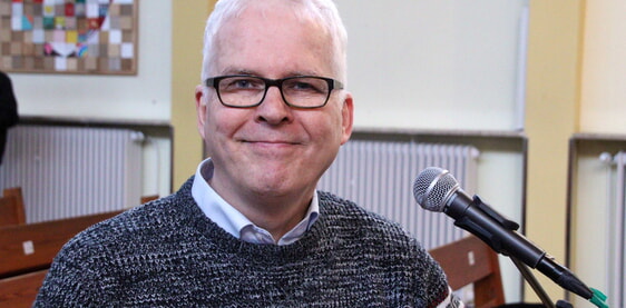 Seit Februar 2019 leitet Eberhard Rink - freiberuflicher Pianist, Sänger, Produzent und Arrangeur - den Chor. Unter seiner Leitung war LivingGospel bereits beim Family Day im Lüdenscheider Nattenberg-Stadion zu hören. (Foto: Jakob Salzmann)