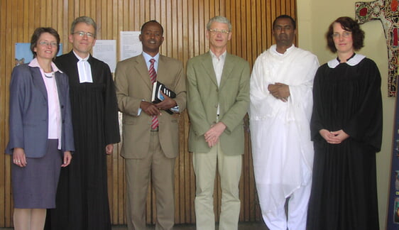 Zu den besonderen Ereignissen während seiner Zeit in Äthiopien gehörte die Feier zum 80-jährigen Bestehen der Gemeinde, zu der im Februar 2008 viele Gäste nach Addis Abeba gereist waren: Ehepaar Pfarrer Martin Gossens und Ehefrau Sabine (l.), Ato Teklu Tofese, Leiter der German Church School (3.v.l.), daneben Torsten Böhmer, Mitarbeiter im Entwicklungsdienst der EKD, ein Vertreter der orthodoxen äthiopischen Kirche (2.v.r.) und Oberkirchenrätin Dr. Ruth Gütter (r.), Leiterin des Afrika- und des Entwicklungsreferats der EKD. (Foto: Ingrid Weiland)