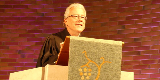 Pfarrer Martin Gossens bei seiner Ansprache in der Kreuzkirche. (Foto: Ingrid Weiland)