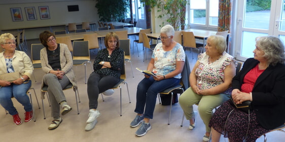 Mit einer kurzen Lesung aus dem Buch „Andachten durch das Jahr“ starteten die Frauen auf Einladung der Evangelischen Kirchengemeinde Kierspe in den erstmals in diesem Rahmen stattgefundenen „Frauen-fire-Abend“. (Foto: Rainer Crummenerl)