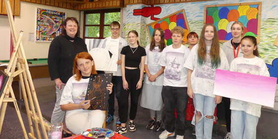 Die entstandenen Werke nach der langen Malnacht 2023 im „Audrey’s“. (Foto: Ingrid Weiland)