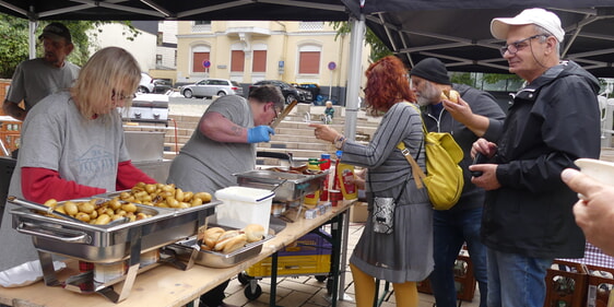 Das allererste Sommerfest des Obdachlosen-Freundeskreises (OFK) der evangelischen Kirchengemeinde Oberrahmede war ein voller Erfolg. (Foto: Ingrid Weiland)