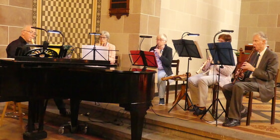 Das Blockflöten-Ensemble der Christuskirchengemeinde unter der Leitung von Wolfgang Kimpel. (Foto: Ingrid Weiland)