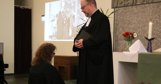 Superintendent Dr. Christof Grote gratulierte Ramona Winkler-Rudzio zum Ordinations-Jubiläum und sprach seinen Segen aus. (Foto: Bettina Görlitzer)