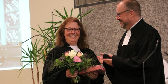 Superintendent Dr. Christof Grote gratulierte Ramona Winkler-Rudzio zum Ordinations-Jubiläum und sprach seinen Segen aus. (Foto: Bettina Görlitzer)