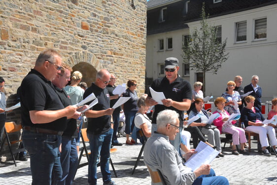 Gemeinsam mit den Four Valleys singen die Teilnehmerinnen und Teilnehmer beliebte Lieder. Foto: Wolfgang Teipel