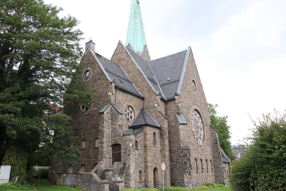 Die Kreuzkirche Brügge wurde am 9. Mai 1900 eingeweiht. Es ist ein kreuzförmig-zentralisierender Kirchbau in gestrafften neugotischen Formen, mit eingestelltem Eckturm, bruchsteinverkleidet. Das Innere ist von drei hölzernen Emporen umzogen. Besonders charakteristisch ist reiche Verglasung des Gebäudes, was unter Denkmalschutz steht (Foto: EKKLP)