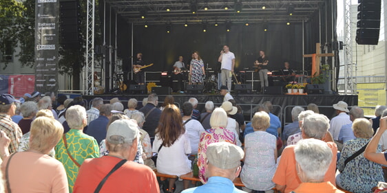Ein gut besuchter Gottesdienst unter freiem Himmel und bei bestem Wetter. (Foto: Iris Kannenberg)