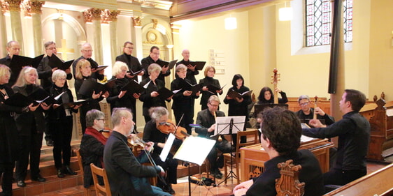 Am 21. und 22. Oktober steht ein außergewöhnliches Konzertereignis im Kirchenkreis Lüdenscheid-Plettenberg an. Unter der Leitung von Dmitri Grigoriev (r.) werden das Lüdenscheider Vokalensemble, die Kantorei Halver und die Heinrich-Schütz-Kantorei Lüdenscheid in einer Gemeinschaftsproduktion die ‚Petite Messe Solennelle‘ von Gioacchino Rossini aufführen. Unterstützt werden sie dabei von nam-haften Solisten (Foto: Krumm)