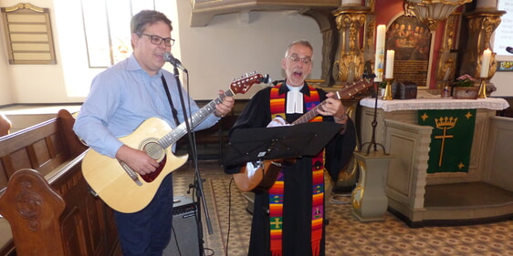 Daniel Waniek und Martin Ahlhaus (r.) sorgten gemeinsam mit Organist Holger Scheel für die musikalische Umrahmung des Abschiedsgottesdienstes am vergangenen Sonntag in der Servatiuskirche (Foto: Crummenerl)