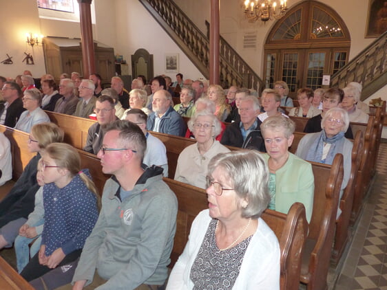Zahlreiche Kirchenbesucher verabschiedeten sich im Gottesdienst und anschließend im Gemeindehaus von ihrem langjährigen früheren Pfarrer (Foto: Crummenerl)