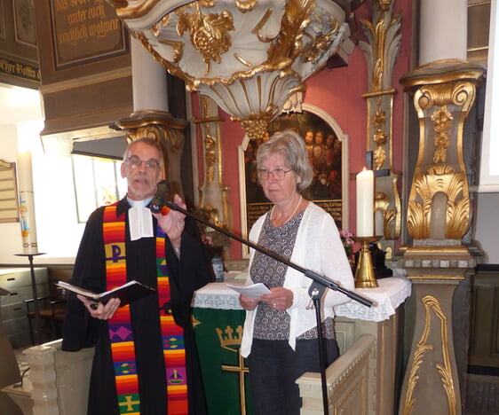 Gemeinsam hielten Pfarrer i.R. Martin Ahlhaus und seine Ehefrau Christine, die während langer Jahre ebenfalls aktiv ins Gemeindeleben eingebunden war, Rückschau auf ein reges Gemeindeleben in der evangelischen Kirchengemeinde Rönsahl (Foto: Crummenerl)