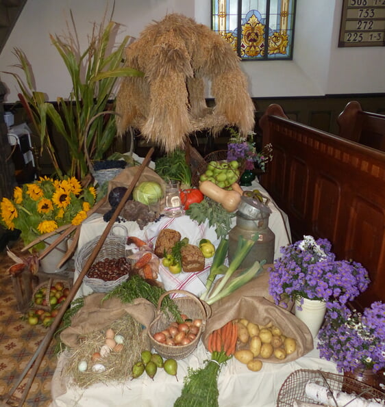 Ideenreich, farbenfroh und mit viel Liebe zum Detail gestaltet waren die zahlreichen Gaben unter der Erntekrone in der Servatiuskirche (Foto: Crummenerl)