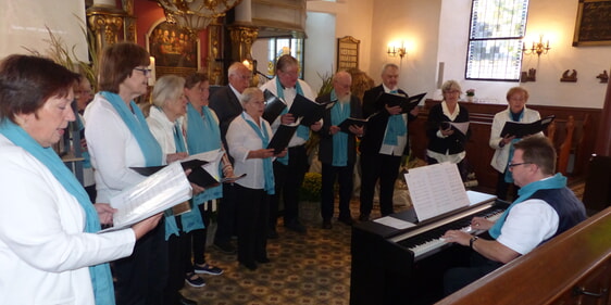 Mit mehreren passenden und mit Inbrunst gesungenen Liedern erfreute der Kirchenchor die Gottesdienstgäste am Erntedank-Sonntag (Foto: Crummenerl)