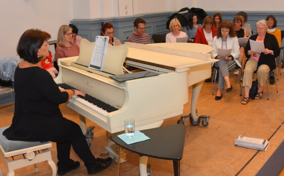 Aleksandra Diamantaki (am Klavier) hatte die Leitung der Mitsingaktion übernommen. Foto: Wolfgang Teipel
