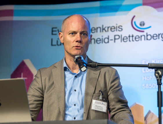 Bernd Göbert, Verwaltungsleiter des Kreiskirchenamtes Sauerland-Hellweg, erläuterte der Synode Haushaltspläne, Berechnungen und Zusammenhänge. In diesem Zusammenhang sprach er auch von „Zukunftsgebäuden und Abschiedsgebäuden“, über die die Kirchengemeinden entschieden müssen (Foto: Büdenbender)