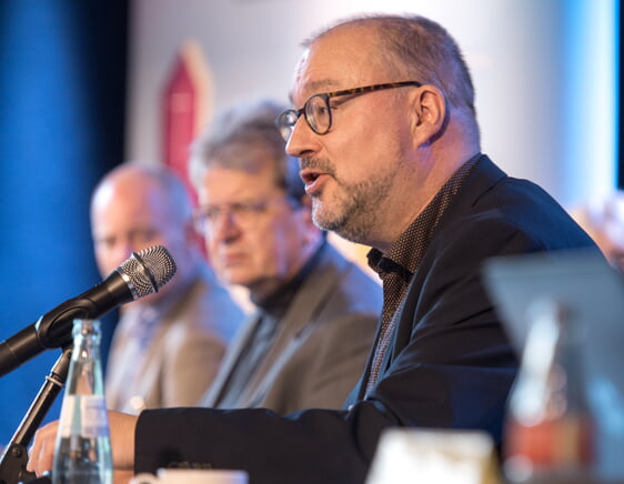 Dr. Christof Grote, Superintendent des Ev. Kirchenkreises Lüdenscheid-Plettenberg, gab auf der Kreissynode in Meinerzhagen einen neuen Ansatz für die Ferienstätte „Alter Leuchtturm“ auf Borkum bekannt. Laut neuer Berechnungen und mit einem neuen Gesamtkonzept könne es gelingen, das Haus auch in Zukunft weiter zu betreiben. Die endgültige Entscheidung hierüber müsse in der Zukunft aber noch getroffen werden (Foto: Büdenbender)