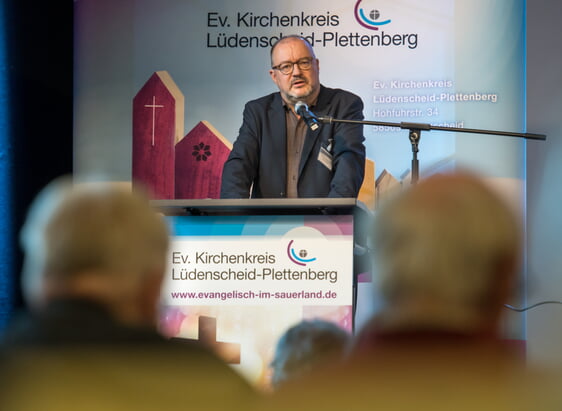 Superintendent Dr. Christof Grote stellte auf der Synode das Schutzkonzept des Kirchenkreises zur Prävention sexualisierter Gewalt vor. Neben der umfangreichen Umsetzung der Maßnahmen in allen Bereichen des Kirchenkreises und seiner Kirchengemeinden, wird das Schutzkonzept im Leitbild des Kirchenkreises verankert. „Fälle von sexualisierter Gewalt in unserem Kirchenkreis sind für uns inakzeptabel“, heißt es u.a. in dem Schutzkonzept (Foto: Büdenbender)