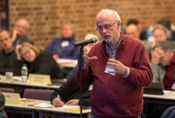 Pfarrer Dieter Kuhlo-Schöneberg zeigte die besorgniserregende Entwicklung des Ev. Friedhofsverbandes Lüdenscheid-Plettenberg auf. Der 2. stellvertretender Vorsitzender des Ev. Friedhofsverbandes konnte der Synode mit einigen Beispielen die prekäre Lage klar machen und mahnte, dass sehr bald konstruktive Lösungen gefunden werden müssen (Foto: Büdenbender)